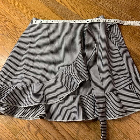 Vestidos Pinstripe Ruffle Wrap Mini Skirt - Size Small - Black & White - Picture 5 of 6
